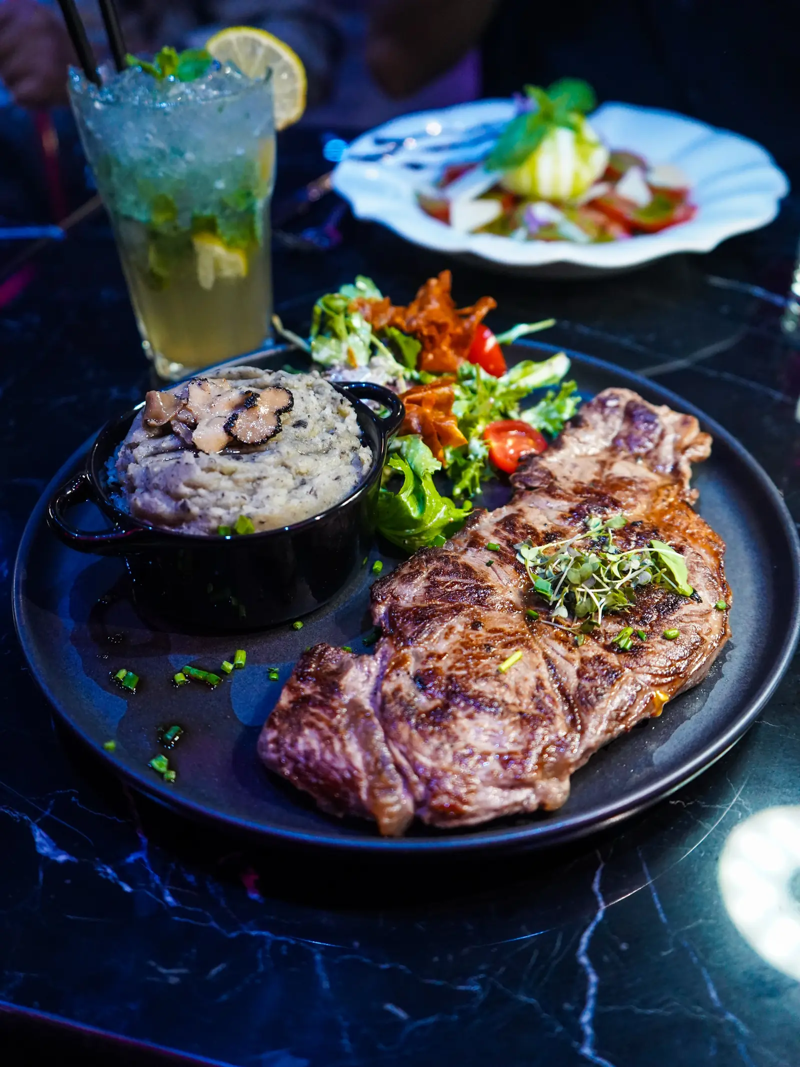 Entrecôte grillée et écrasé de pommes de terre à la truffe, Purple Lounge Marseille