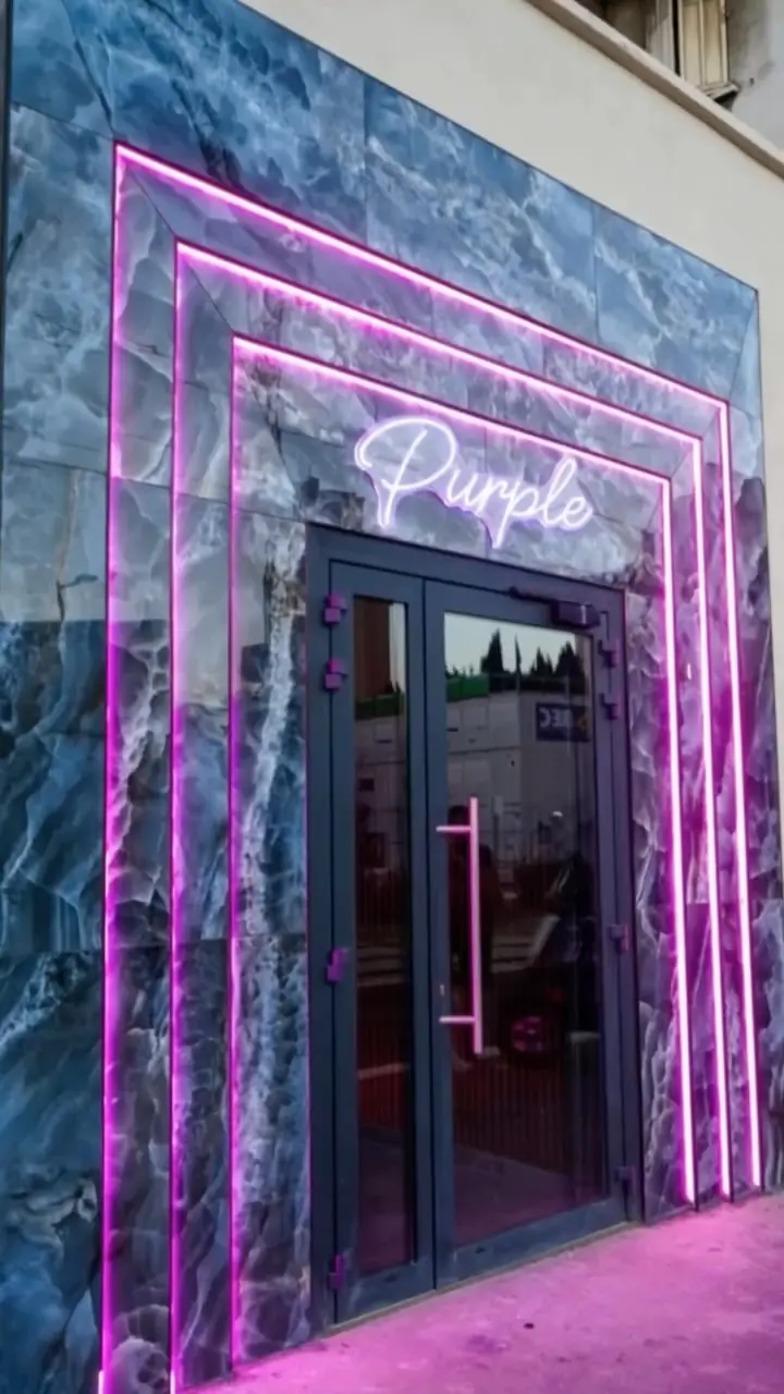 L’entrée du Purple Lounge et son néon, 23 boulevard Schloesing à Marseille