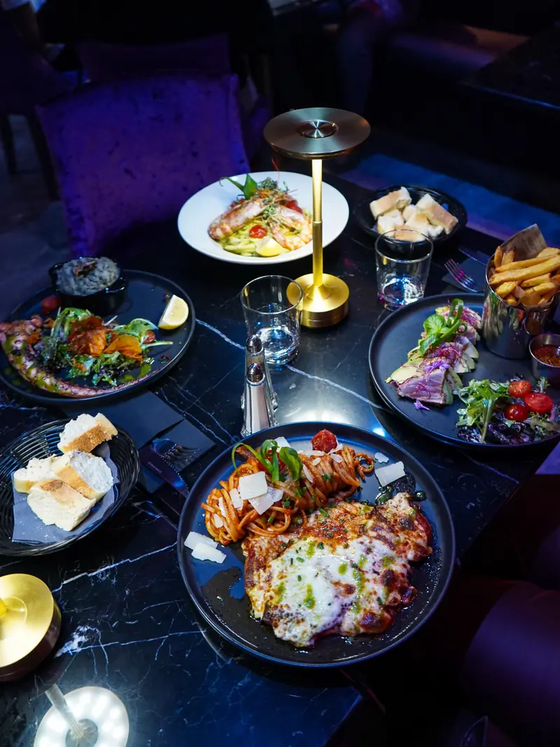 Table partagée au Purple : escalope milanaise, tataki, salades et frites